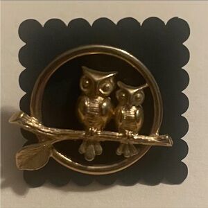 Vintage Avon Gold Tone Owl Brooch 1”